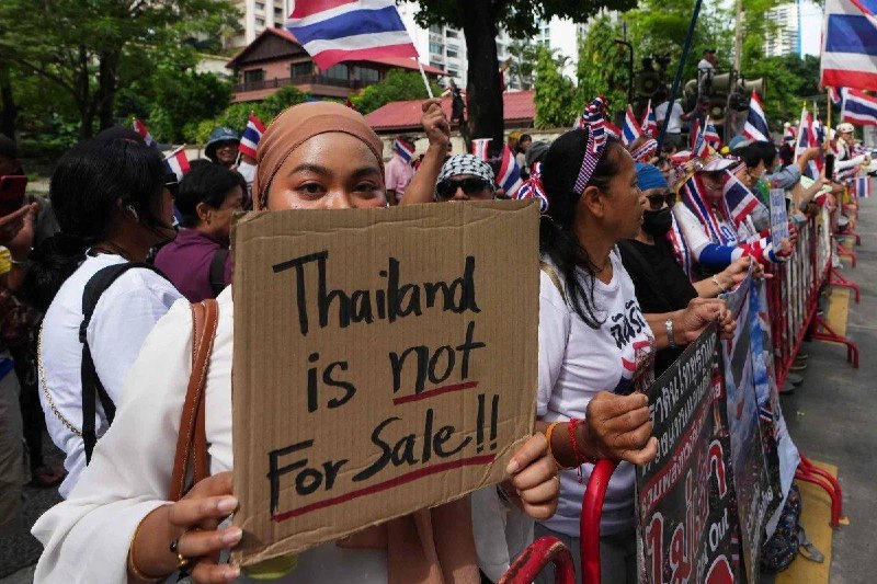 🇹🇭 🇮🇱 ⚡️ — Hundreds of people protested outside the Israeli Embassy in Bangkok, …