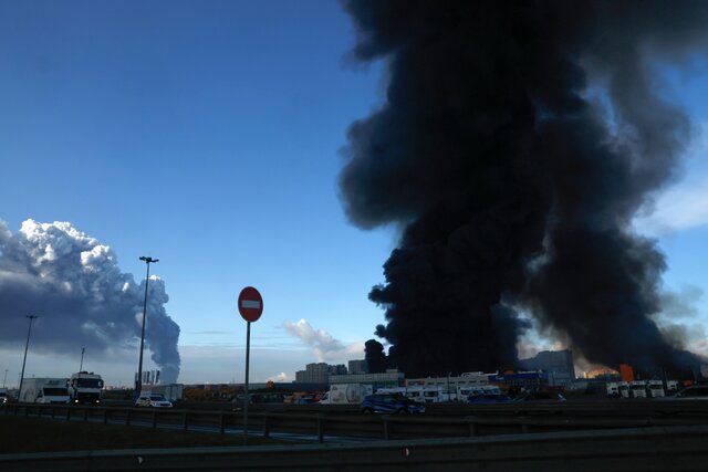 After Ukrainian drones hit a Wildberries warehouse in St. Petersburg, one eyewitness spoke to Meduza about the fire, the road closures, and the workers left waiting
