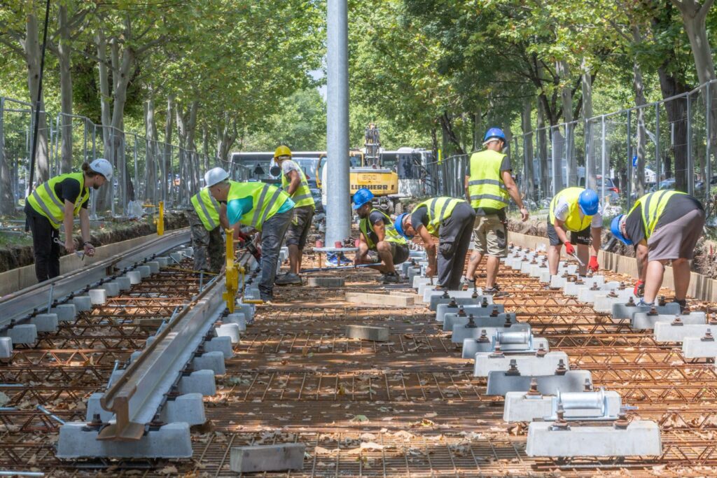 FOTO | PMB montează prima șină de tramvai pe lotul 1, la Bd. Theodor Pallady
